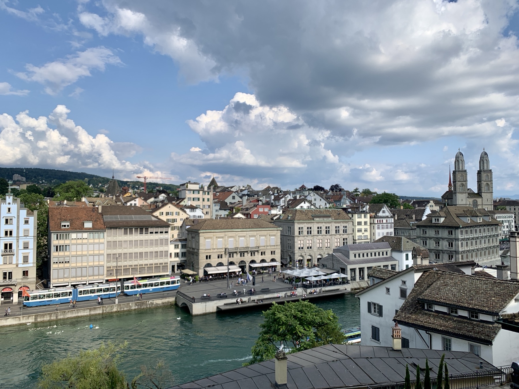 Blick vom Lindenhof über die Limmat auf die Zürcher Altstadt und das Grossmünster